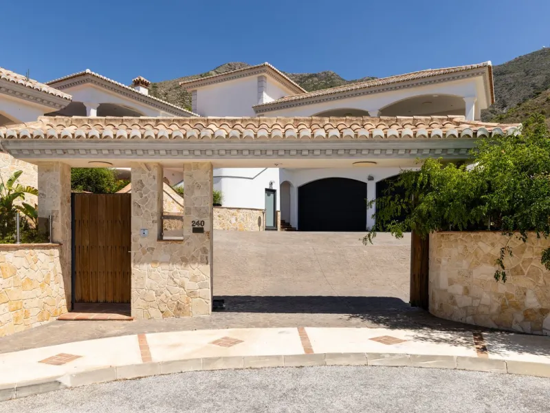 Luxury Villa in Valtocado – Panoramic Views