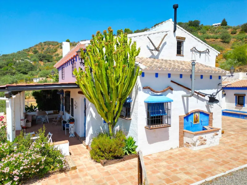 Authentic finca near Riogordo (Málaga, Costa del Sol) – ready to move in with swimming pool, solar panels and beautiful views