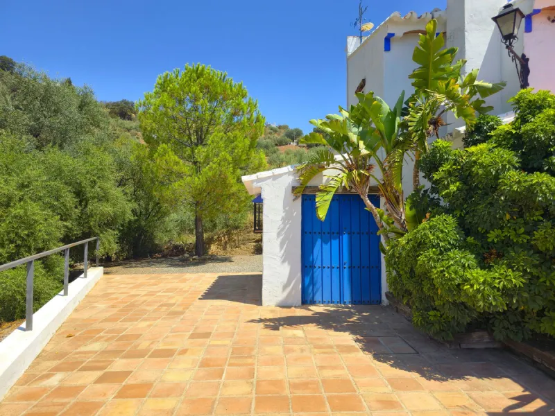 Authentic finca near Riogordo (Málaga, Costa del Sol) – ready to move in with swimming pool, solar panels and beautiful views