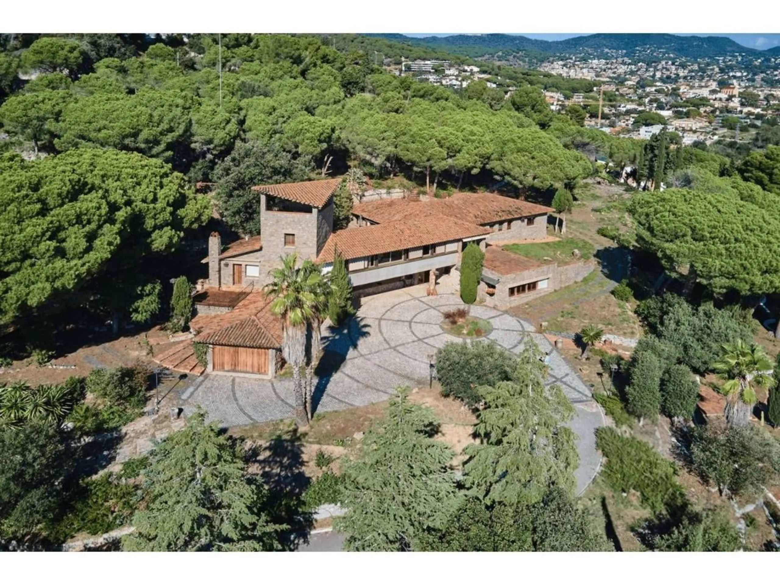 Exclusive luxury estate with sea views in Premia de Dalt