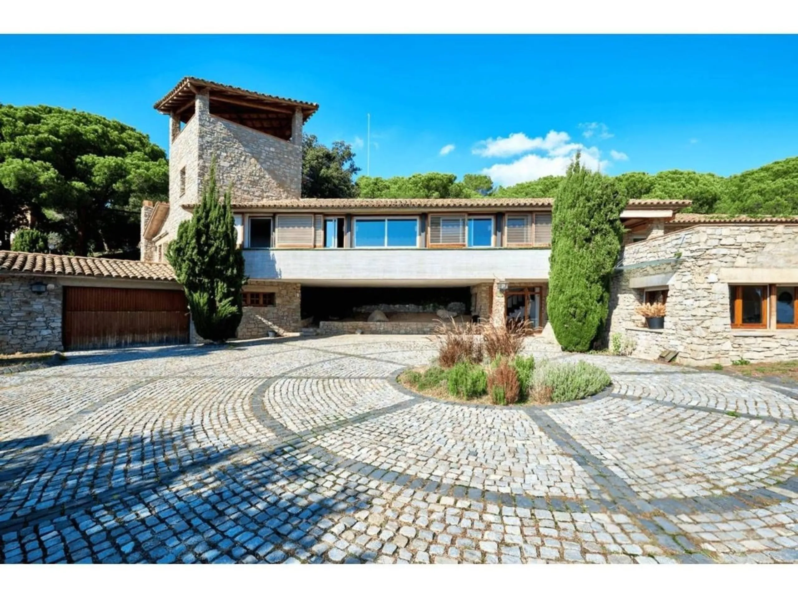 Exclusive luxury estate with sea views in Premia de Dalt