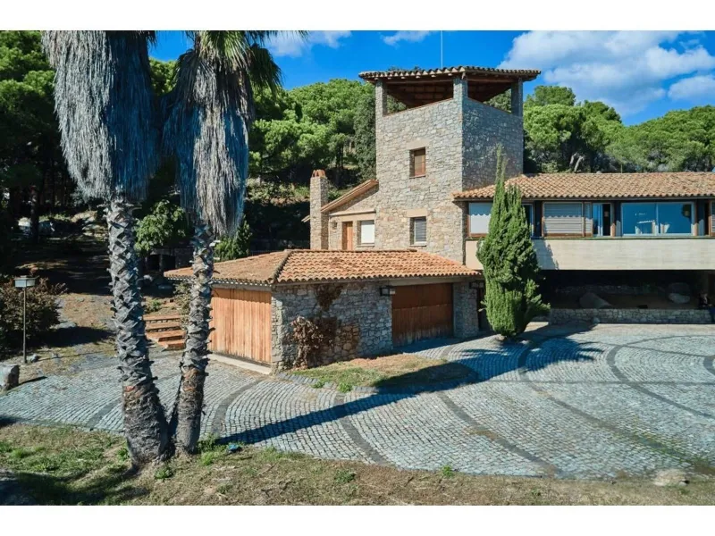 Exclusive luxury estate with sea views in Premia de Dalt