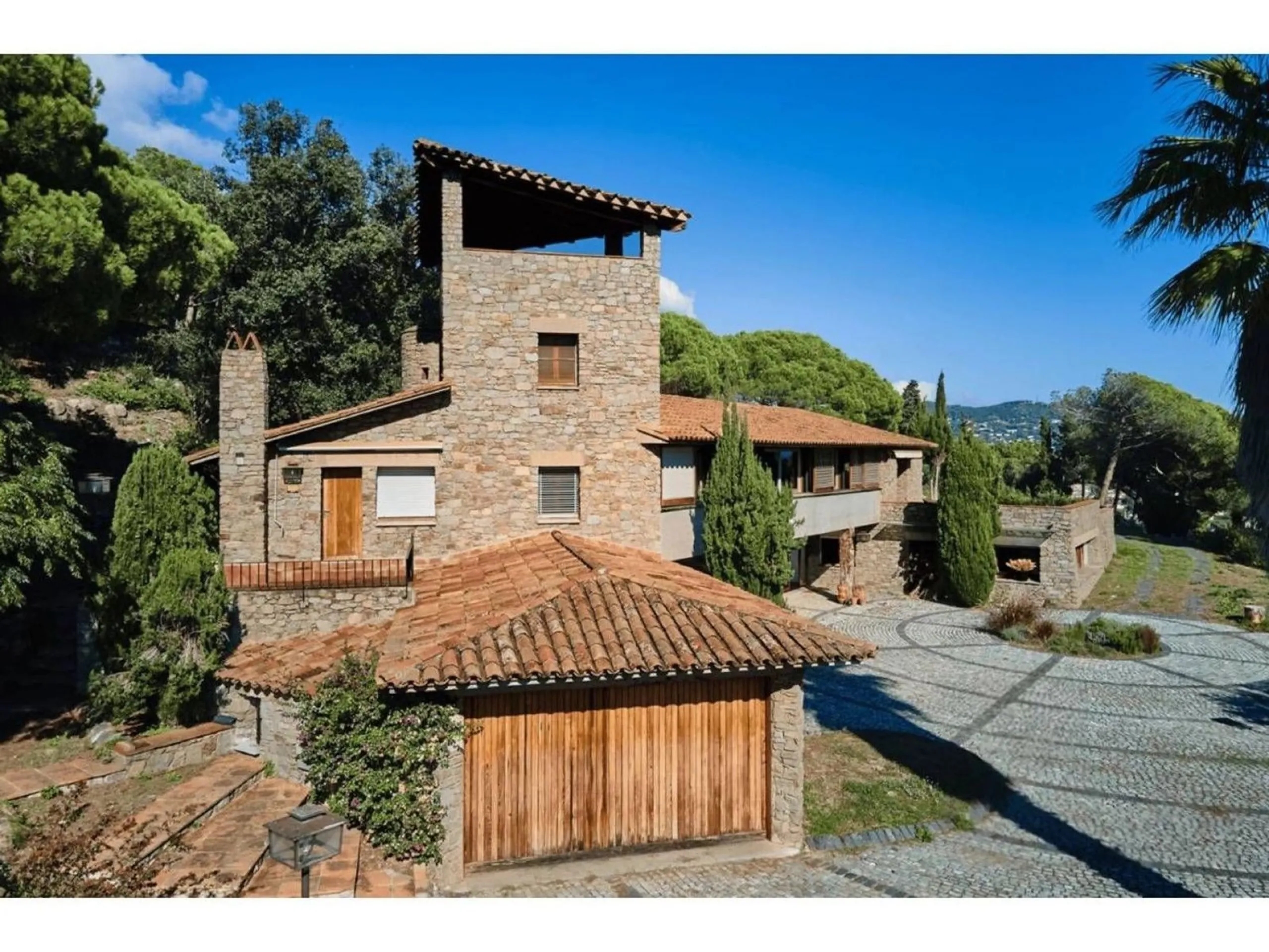 Exclusive luxury estate with sea views in Premia de Dalt