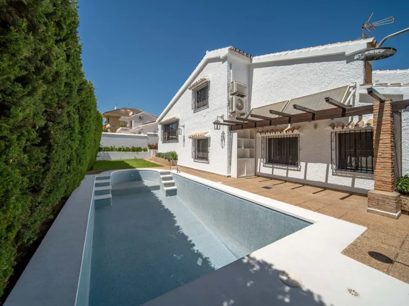 House - Detached Villa в продаже в Fuengirola, Málaga. В доме 3 спален и 3 ванных комнат. Площадь дома 175 м². Площадь участка 367 м²