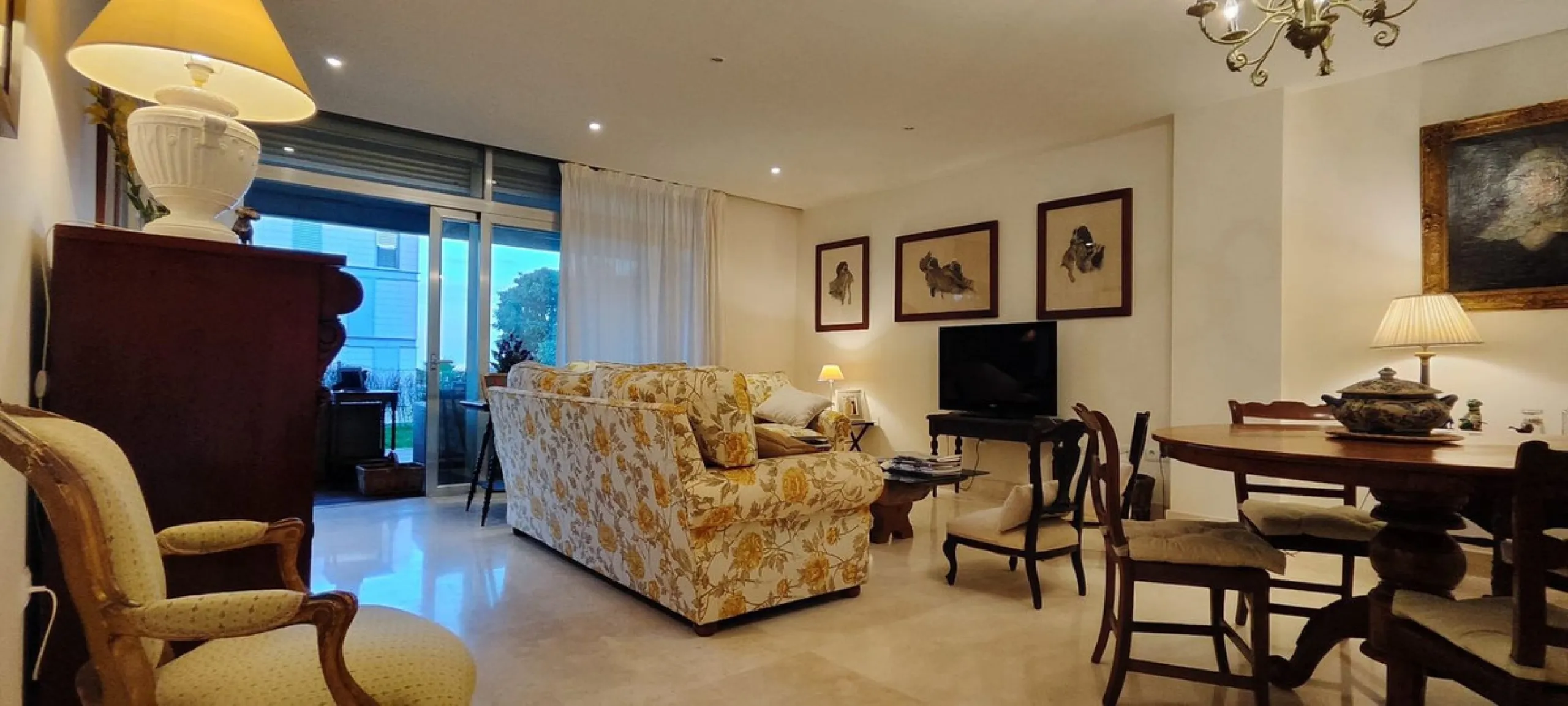 An exclusive, ultra-luxury property located just 4 km from Sotogrande and only 900 meters from the beach. Nestled in a prestigious gated community surrounded by lush golf courses, this exceptional residence offers elegance, comfort, and an outstanding qua