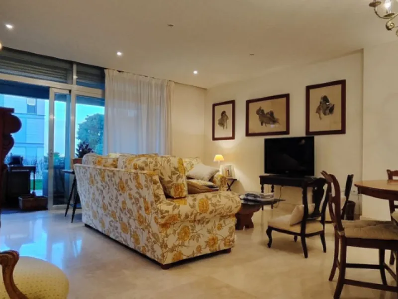 An exclusive, ultra-luxury property located just 4 km from Sotogrande and only 900 meters from the beach. Nestled in a prestigious gated community surrounded by lush golf courses, this exceptional residence offers elegance, comfort, and an outstanding qua