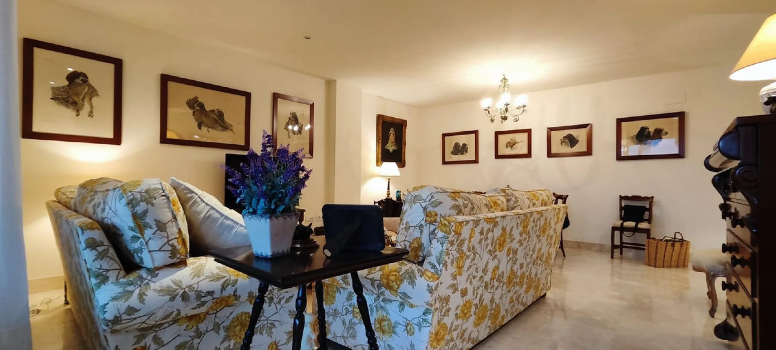 An exclusive, ultra-luxury property located just 4 km from Sotogrande and only 900 meters from the beach. Nestled in a prestigious gated community surrounded by lush golf courses, this exceptional residence offers elegance, comfort, and an outstanding qua
