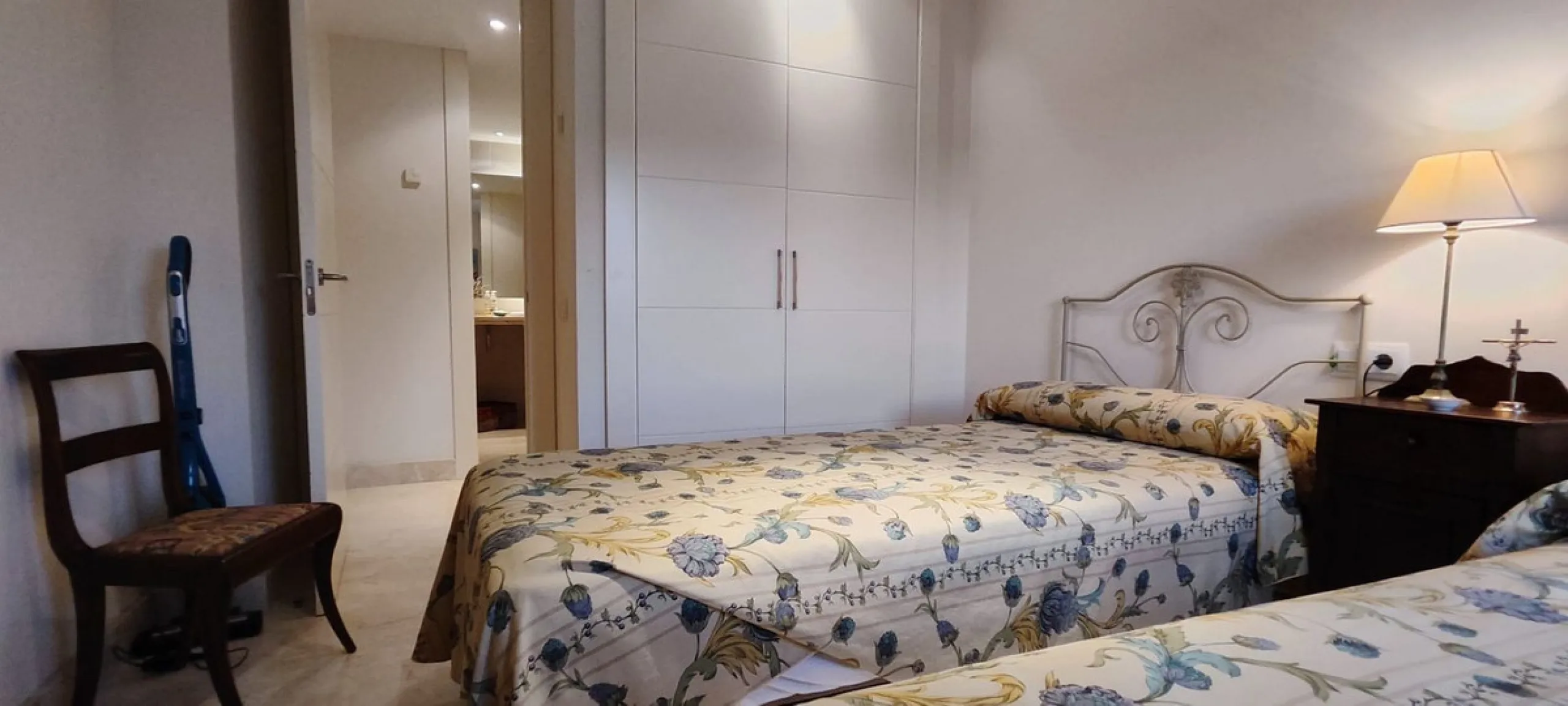 An exclusive, ultra-luxury property located just 4 km from Sotogrande and only 900 meters from the beach. Nestled in a prestigious gated community surrounded by lush golf courses, this exceptional residence offers elegance, comfort, and an outstanding qua