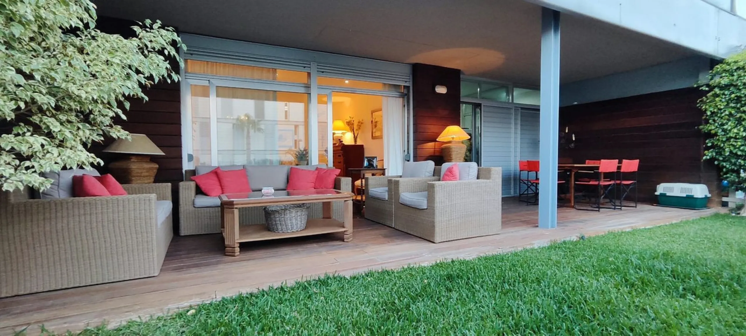 An exclusive, ultra-luxury property located just 4 km from Sotogrande and only 900 meters from the beach. Nestled in a prestigious gated community surrounded by lush golf courses, this exceptional residence offers elegance, comfort, and an outstanding qua
