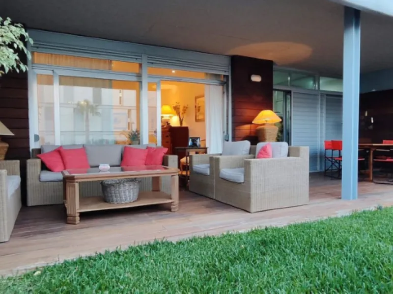 An exclusive, ultra-luxury property located just 4 km from Sotogrande and only 900 meters from the beach. Nestled in a prestigious gated community surrounded by lush golf courses, this exceptional residence offers elegance, comfort, and an outstanding qua