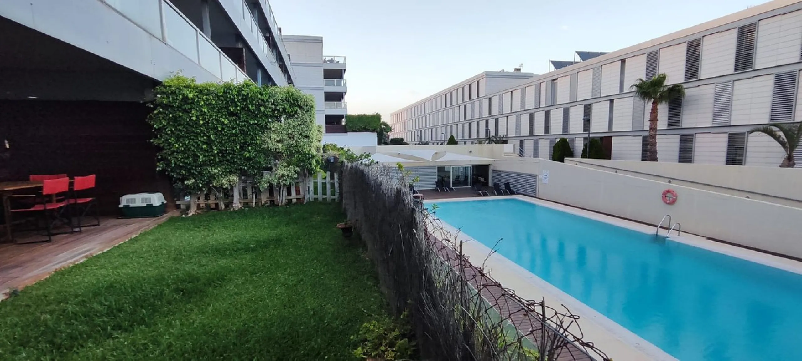An exclusive, ultra-luxury property located just 4 km from Sotogrande and only 900 meters from the beach. Nestled in a prestigious gated community surrounded by lush golf courses, this exceptional residence offers elegance, comfort, and an outstanding qua