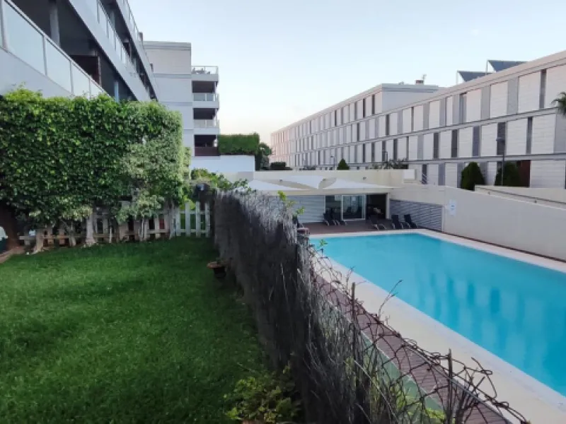 An exclusive, ultra-luxury property located just 4 km from Sotogrande and only 900 meters from the beach. Nestled in a prestigious gated community surrounded by lush golf courses, this exceptional residence offers elegance, comfort, and an outstanding qua