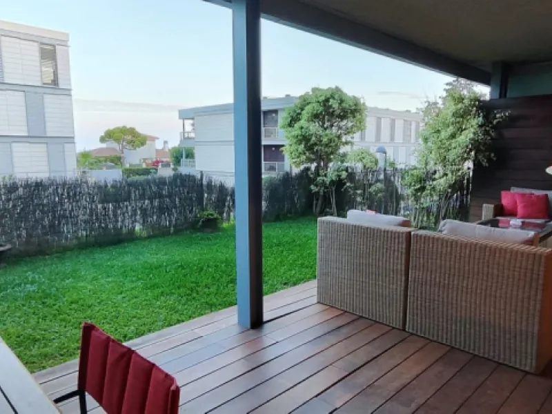 An exclusive, ultra-luxury property located just 4 km from Sotogrande and only 900 meters from the beach. Nestled in a prestigious gated community surrounded by lush golf courses, this exceptional residence offers elegance, comfort, and an outstanding qua