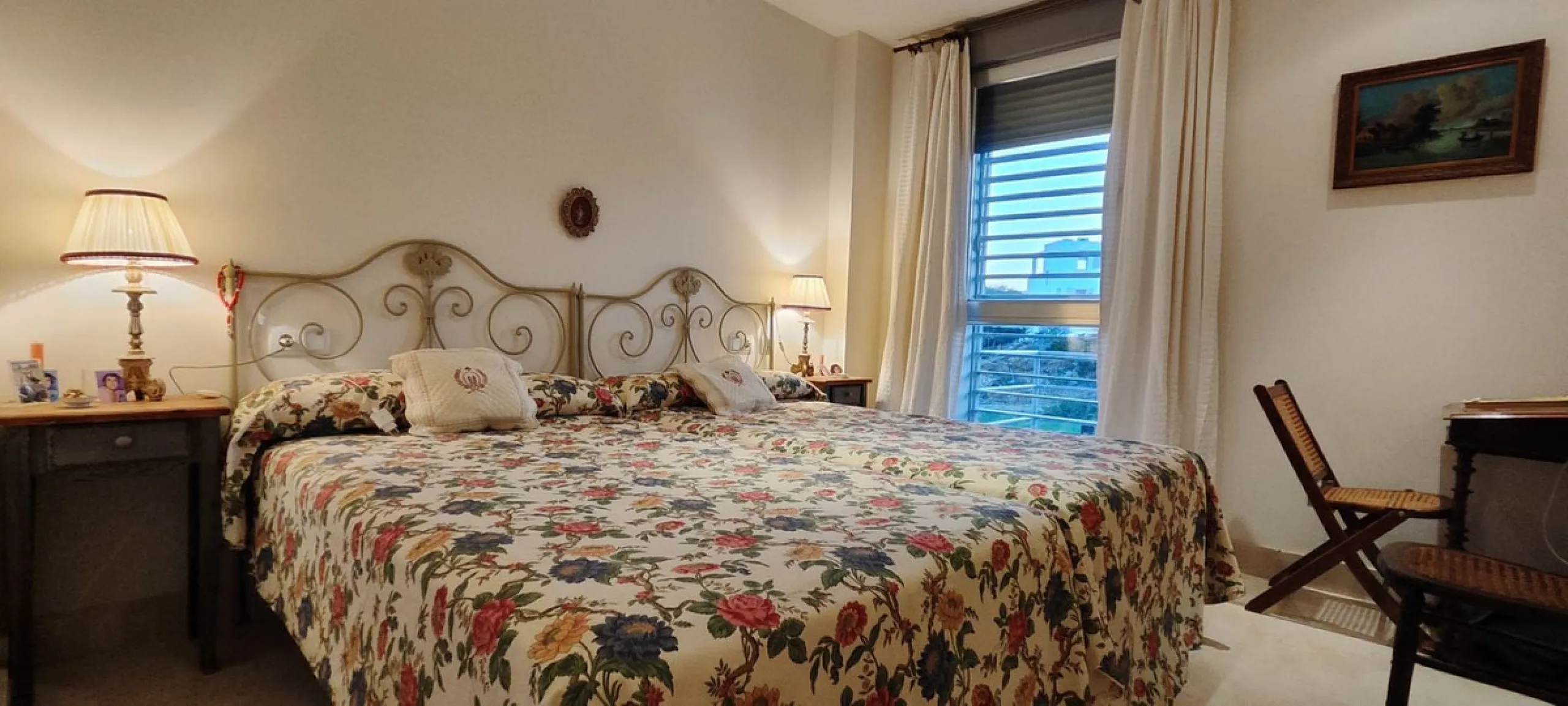 An exclusive, ultra-luxury property located just 4 km from Sotogrande and only 900 meters from the beach. Nestled in a prestigious gated community surrounded by lush golf courses, this exceptional residence offers elegance, comfort, and an outstanding qua