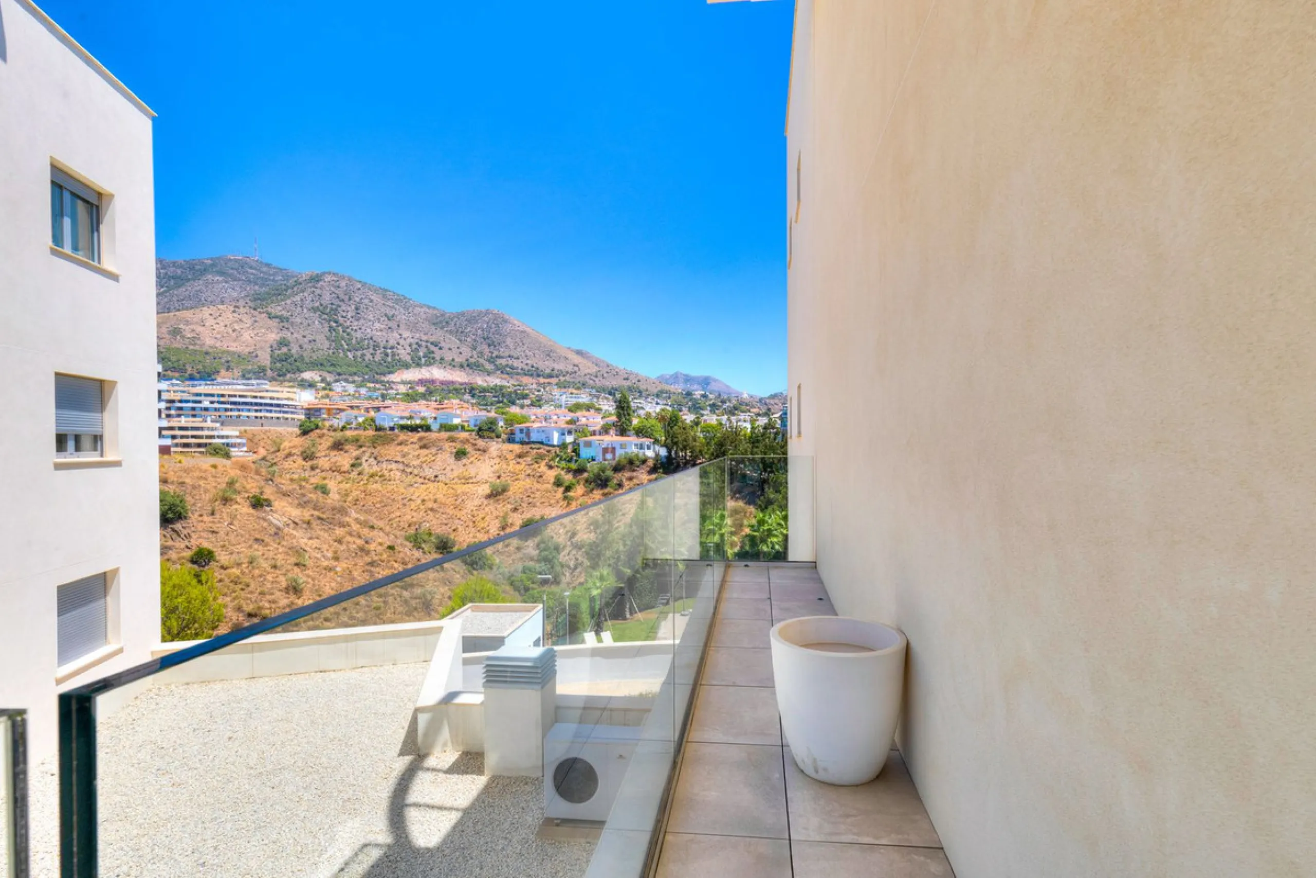 Mediterranean Dream Living – 2-Bedroom Ocean View Apartment in Fuengirola