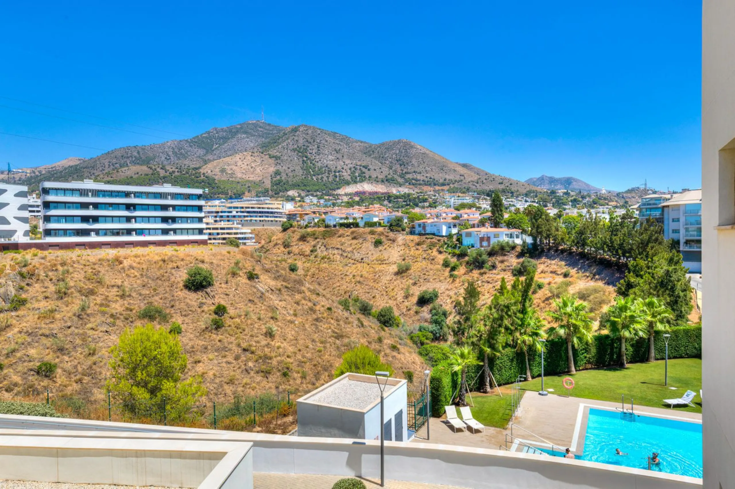 Mediterranean Dream Living – 2-Bedroom Ocean View Apartment in Fuengirola