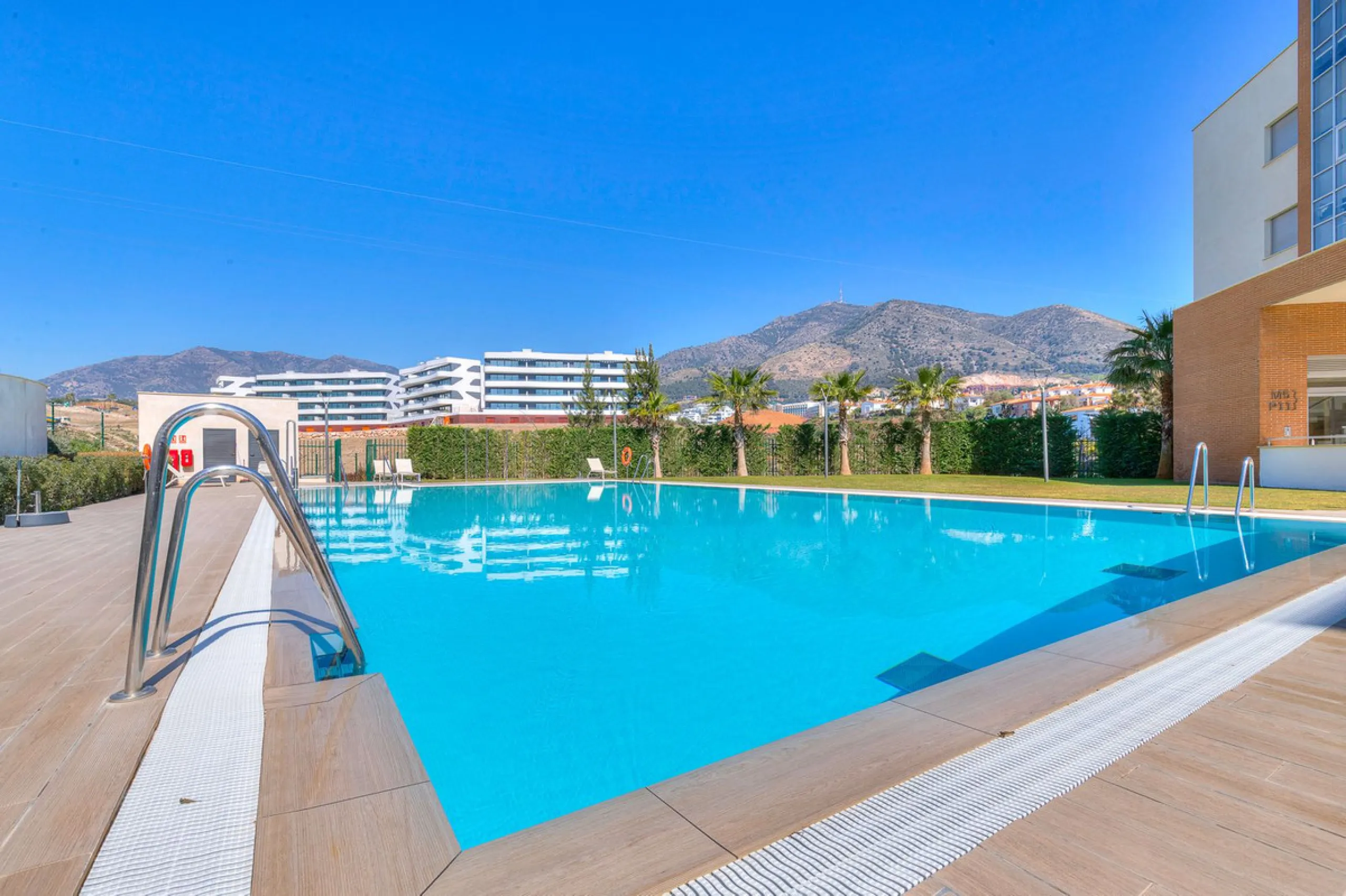 Mediterranean Dream Living – 2-Bedroom Ocean View Apartment in Fuengirola