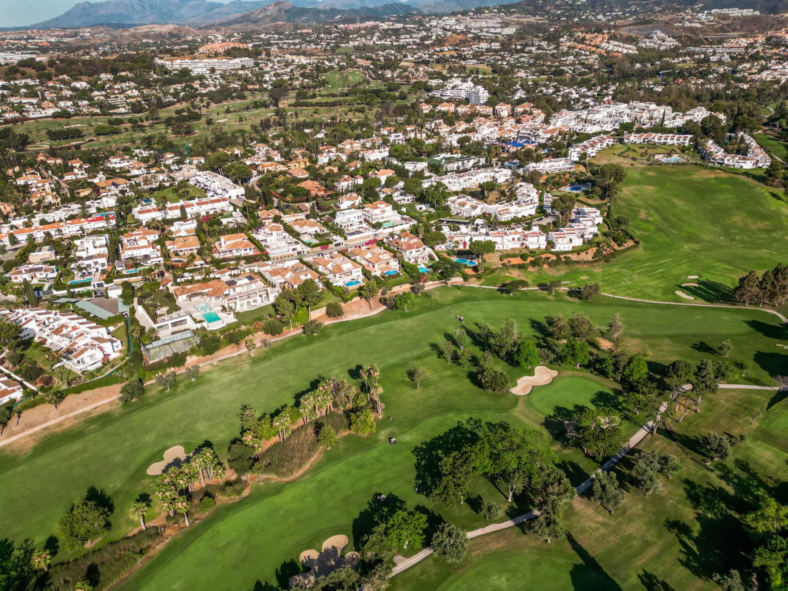 Stunning frontline golf villa with panoramic mountain views to La Concha as well as overlooking the beautiful Aloha Golf course.