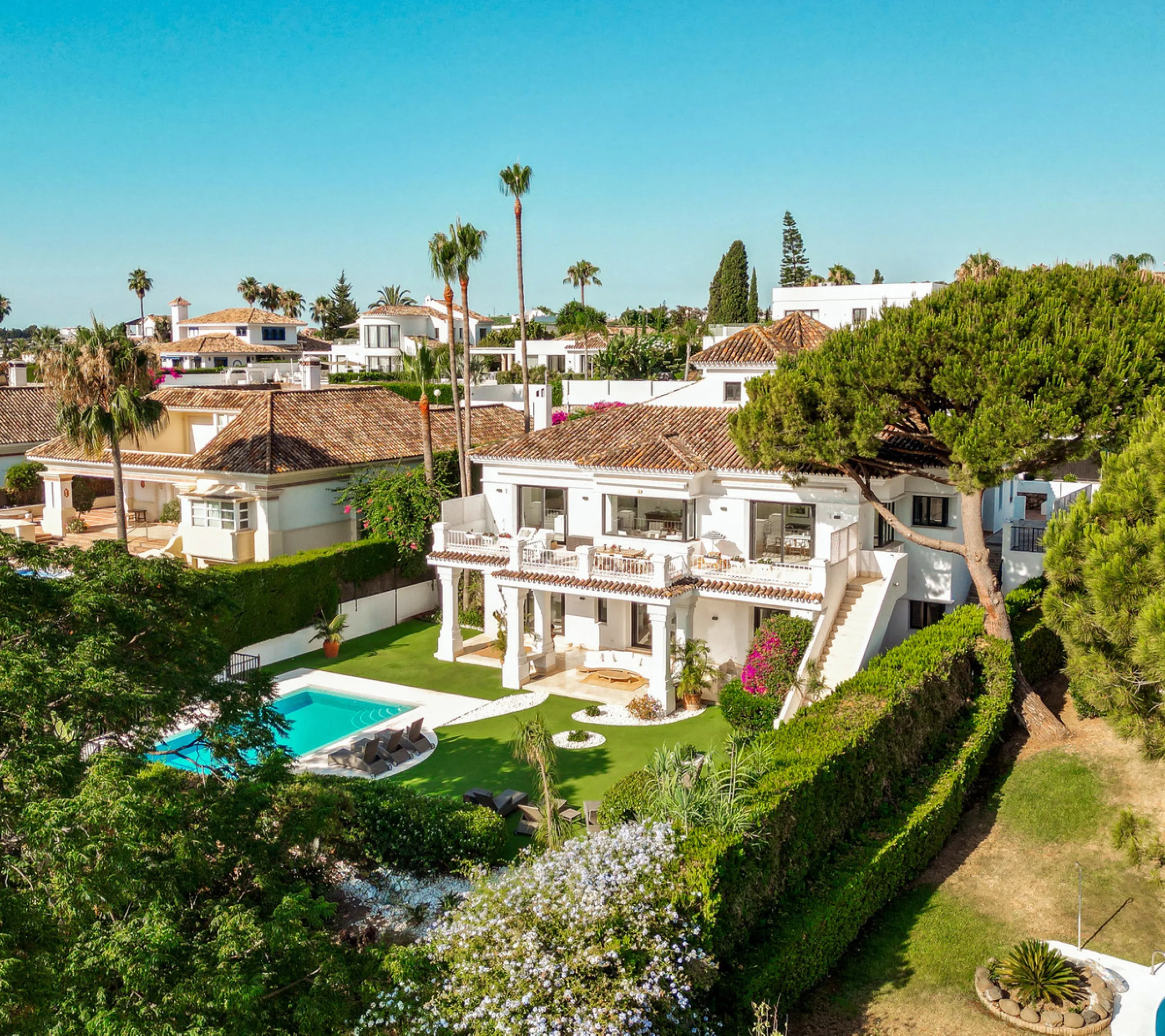 Stunning frontline golf villa with panoramic mountain views to La Concha as well as overlooking the beautiful Aloha Golf course.