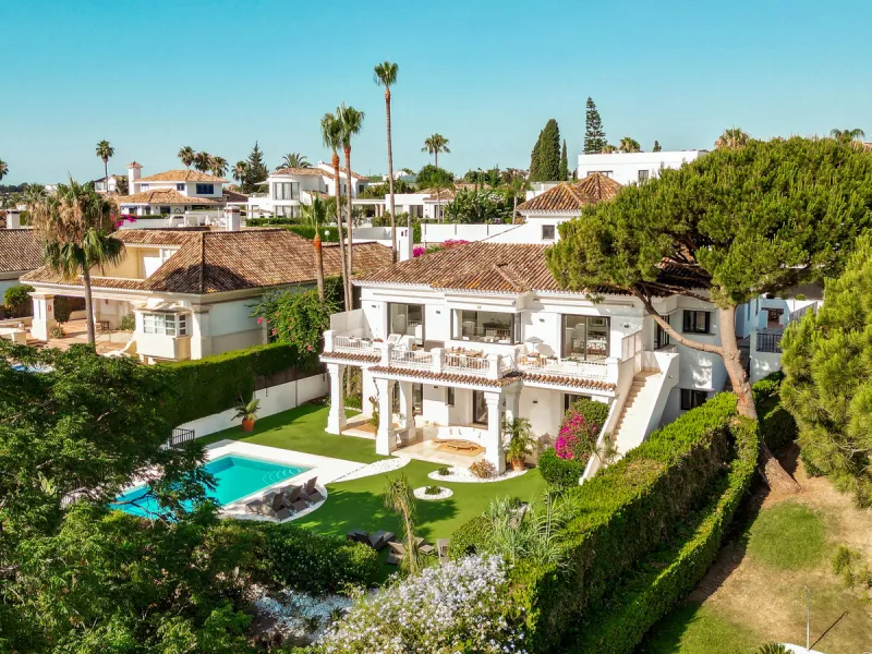 Stunning frontline golf villa with panoramic mountain views to La Concha as well as overlooking the beautiful Aloha Golf course.