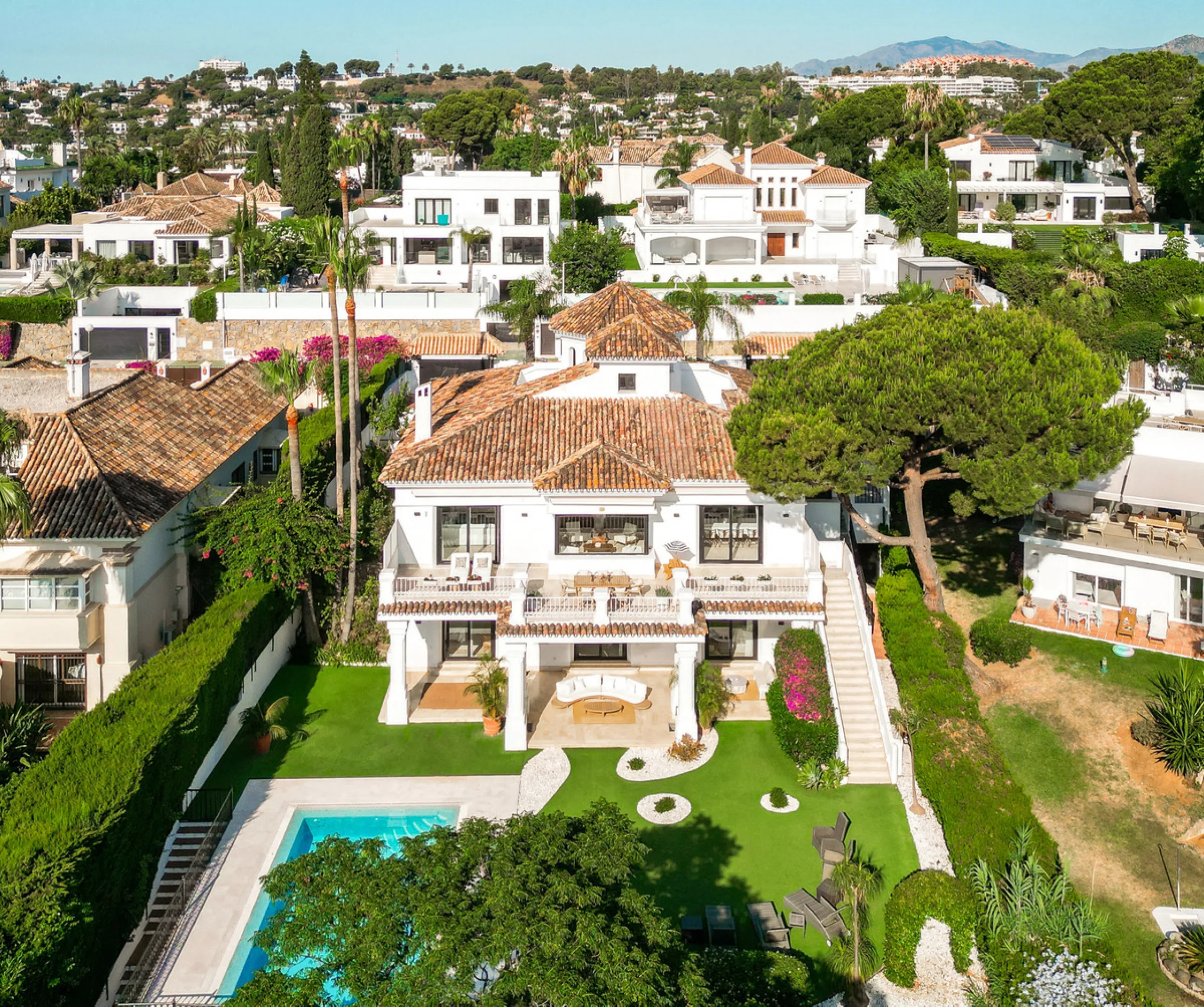 Stunning frontline golf villa with panoramic mountain views to La Concha as well as overlooking the beautiful Aloha Golf course.