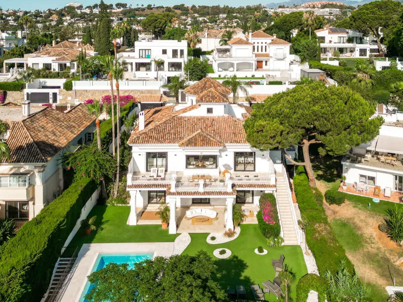 Stunning frontline golf villa with panoramic mountain views to La Concha as well as overlooking the beautiful Aloha Golf course.