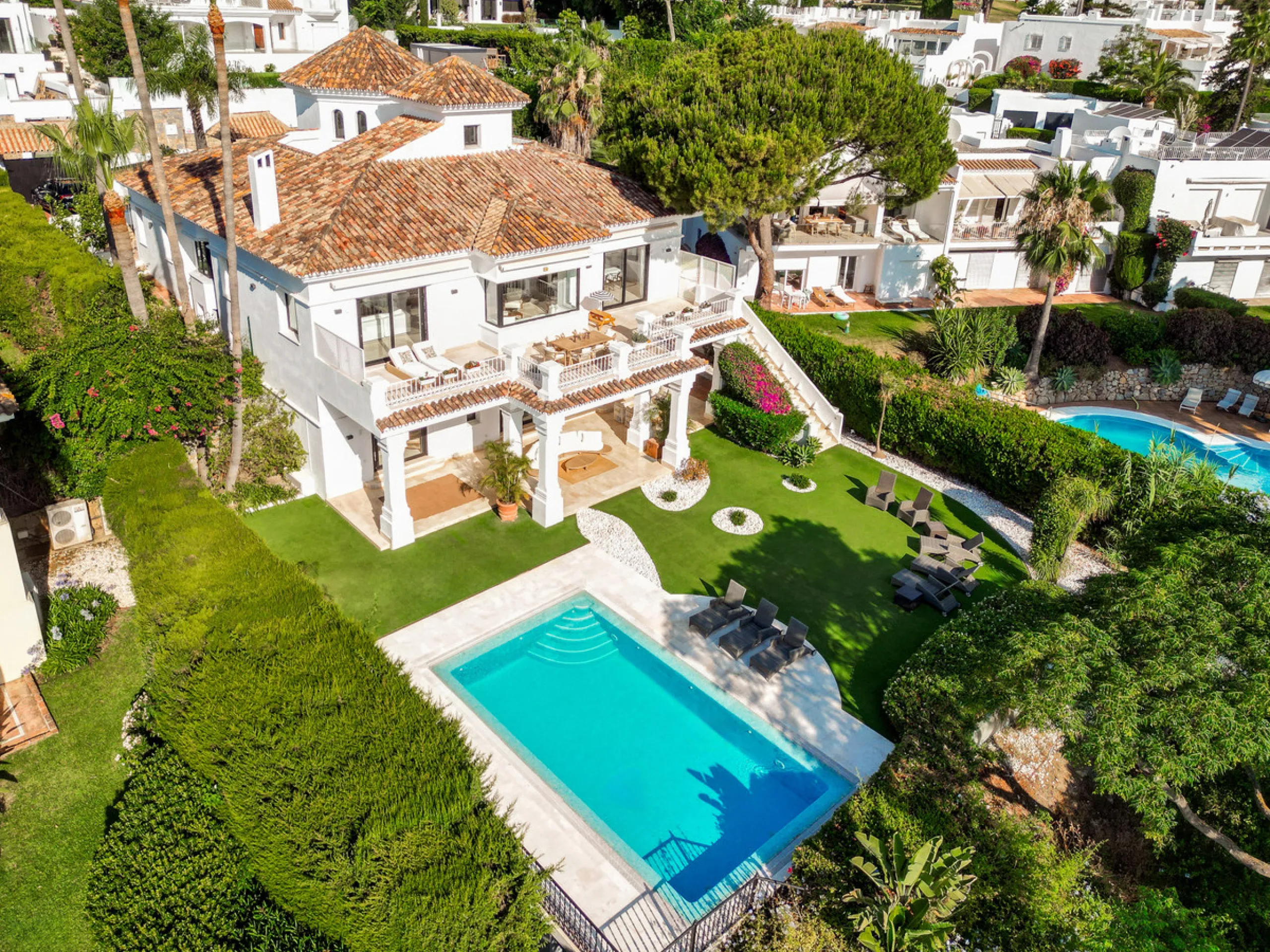 Stunning frontline golf villa with panoramic mountain views to La Concha as well as overlooking the beautiful Aloha Golf course.