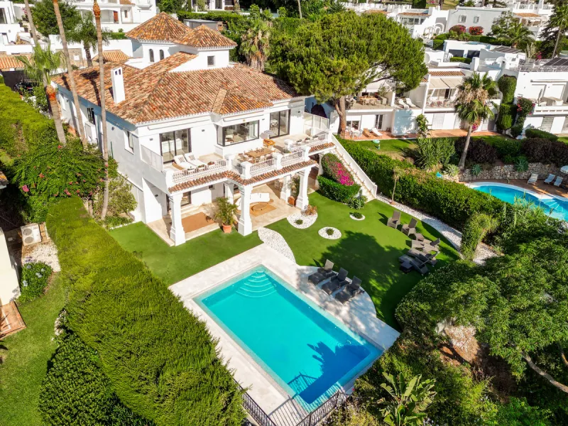 Stunning frontline golf villa with panoramic mountain views to La Concha as well as overlooking the beautiful Aloha Golf course.