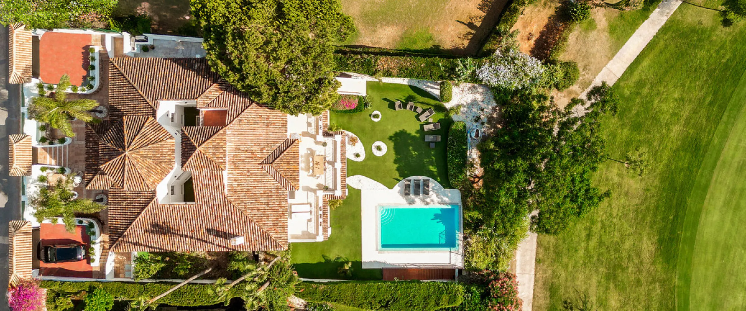 Stunning frontline golf villa with panoramic mountain views to La Concha as well as overlooking the beautiful Aloha Golf course.