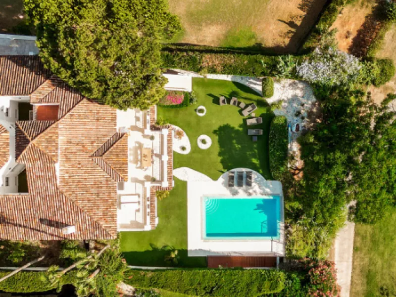 Stunning frontline golf villa with panoramic mountain views to La Concha as well as overlooking the beautiful Aloha Golf course.