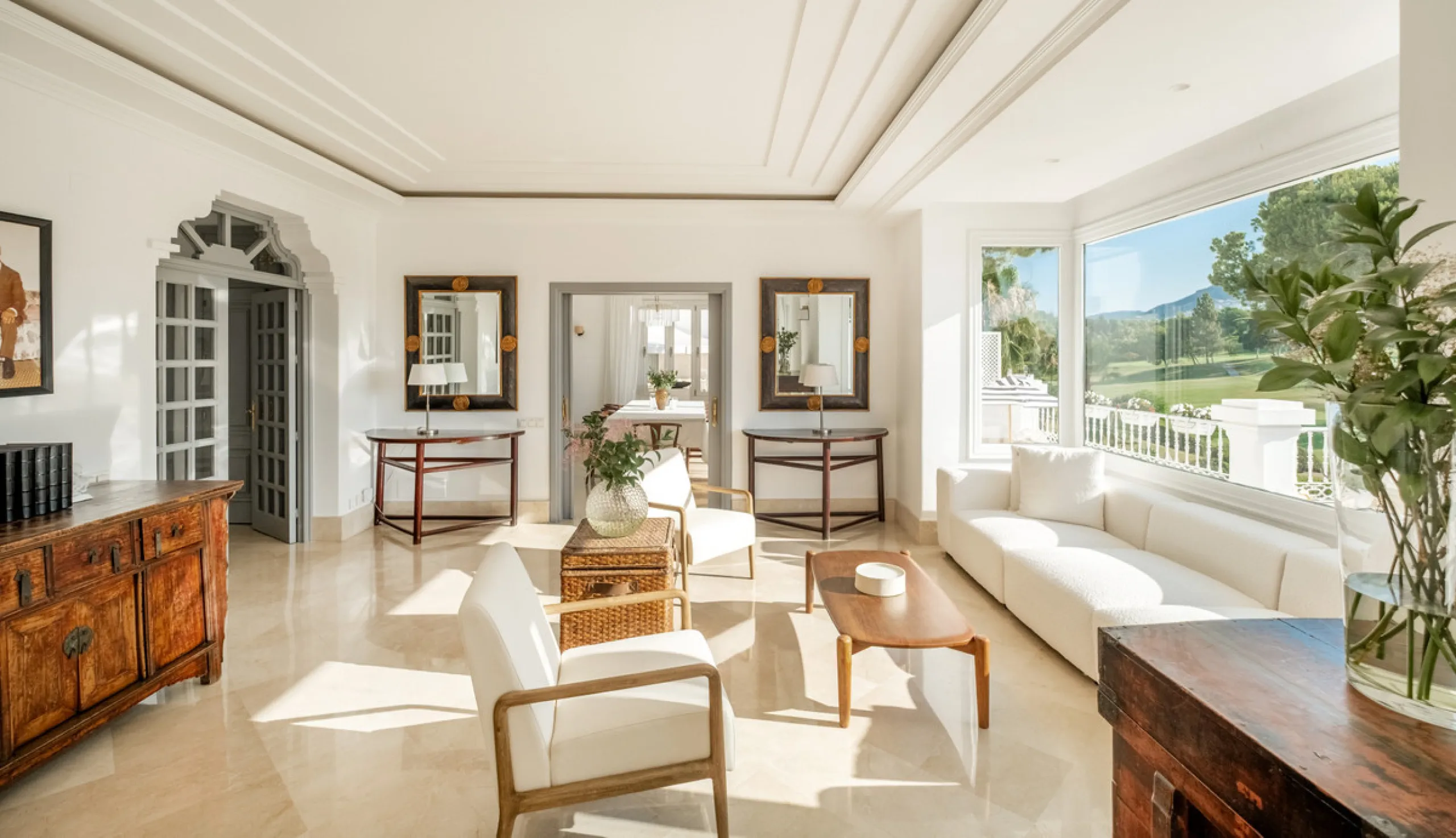 Stunning frontline golf villa with panoramic mountain views to La Concha as well as overlooking the beautiful Aloha Golf course.
