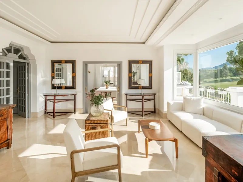 Stunning frontline golf villa with panoramic mountain views to La Concha as well as overlooking the beautiful Aloha Golf course.