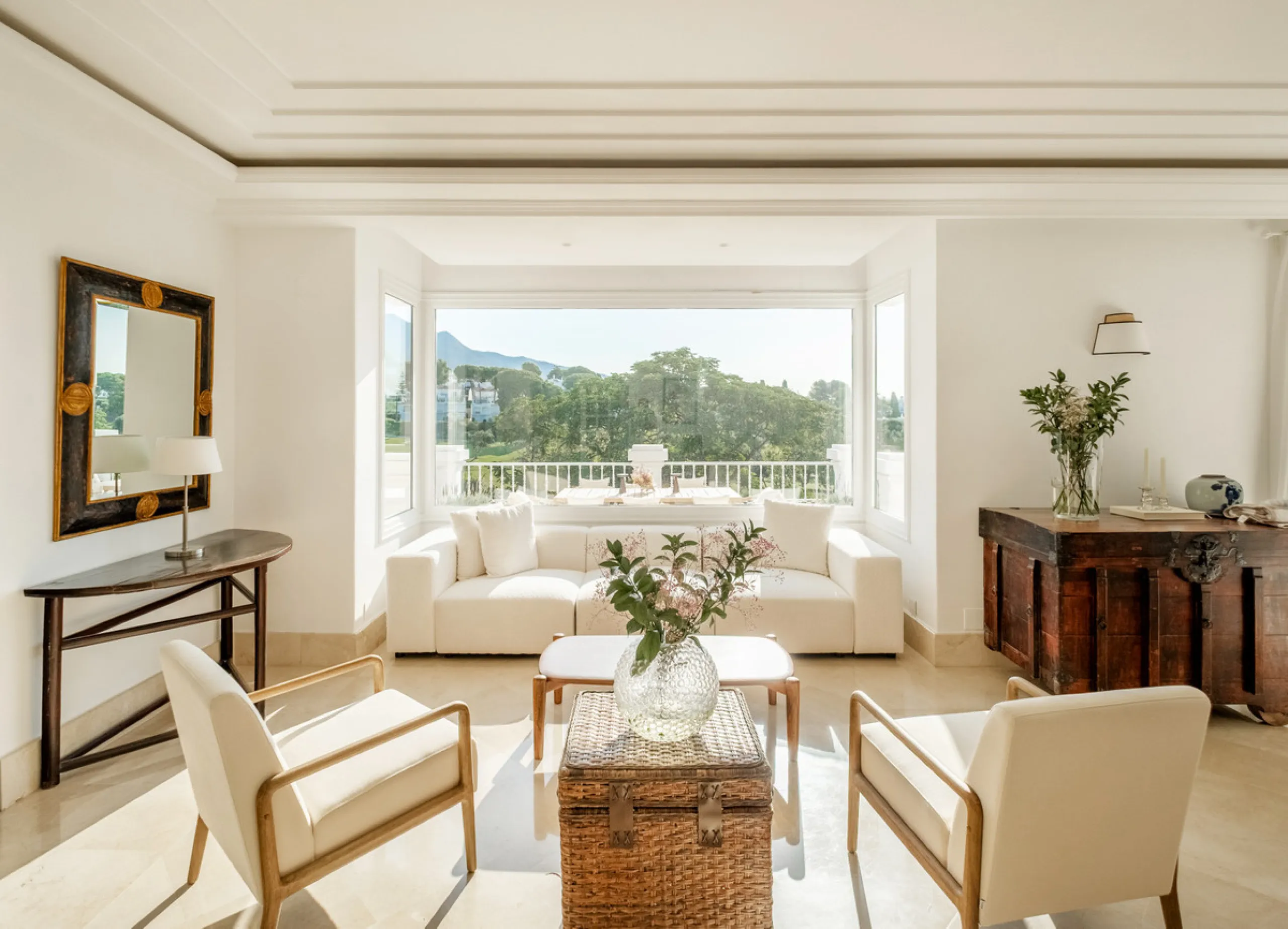 Stunning frontline golf villa with panoramic mountain views to La Concha as well as overlooking the beautiful Aloha Golf course.