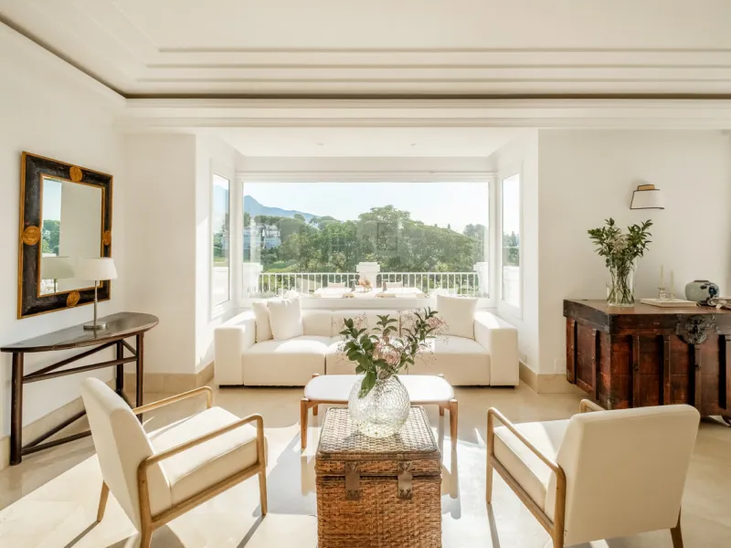 Stunning frontline golf villa with panoramic mountain views to La Concha as well as overlooking the beautiful Aloha Golf course.