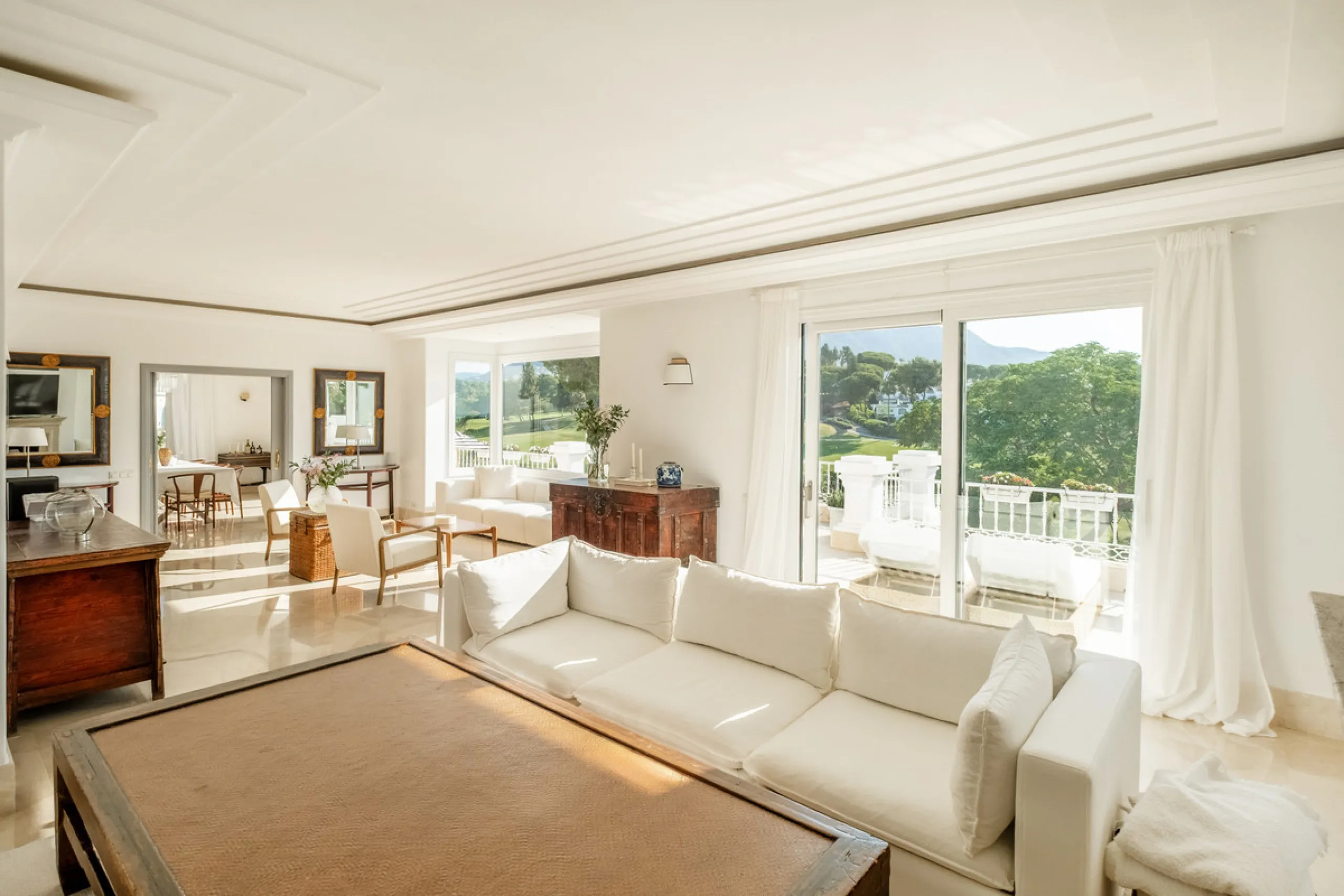 Stunning frontline golf villa with panoramic mountain views to La Concha as well as overlooking the beautiful Aloha Golf course.