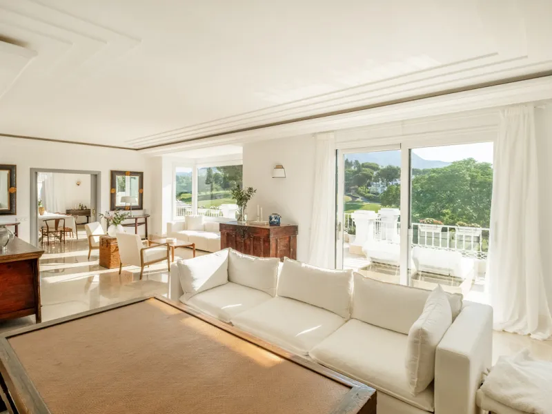 Stunning frontline golf villa with panoramic mountain views to La Concha as well as overlooking the beautiful Aloha Golf course.