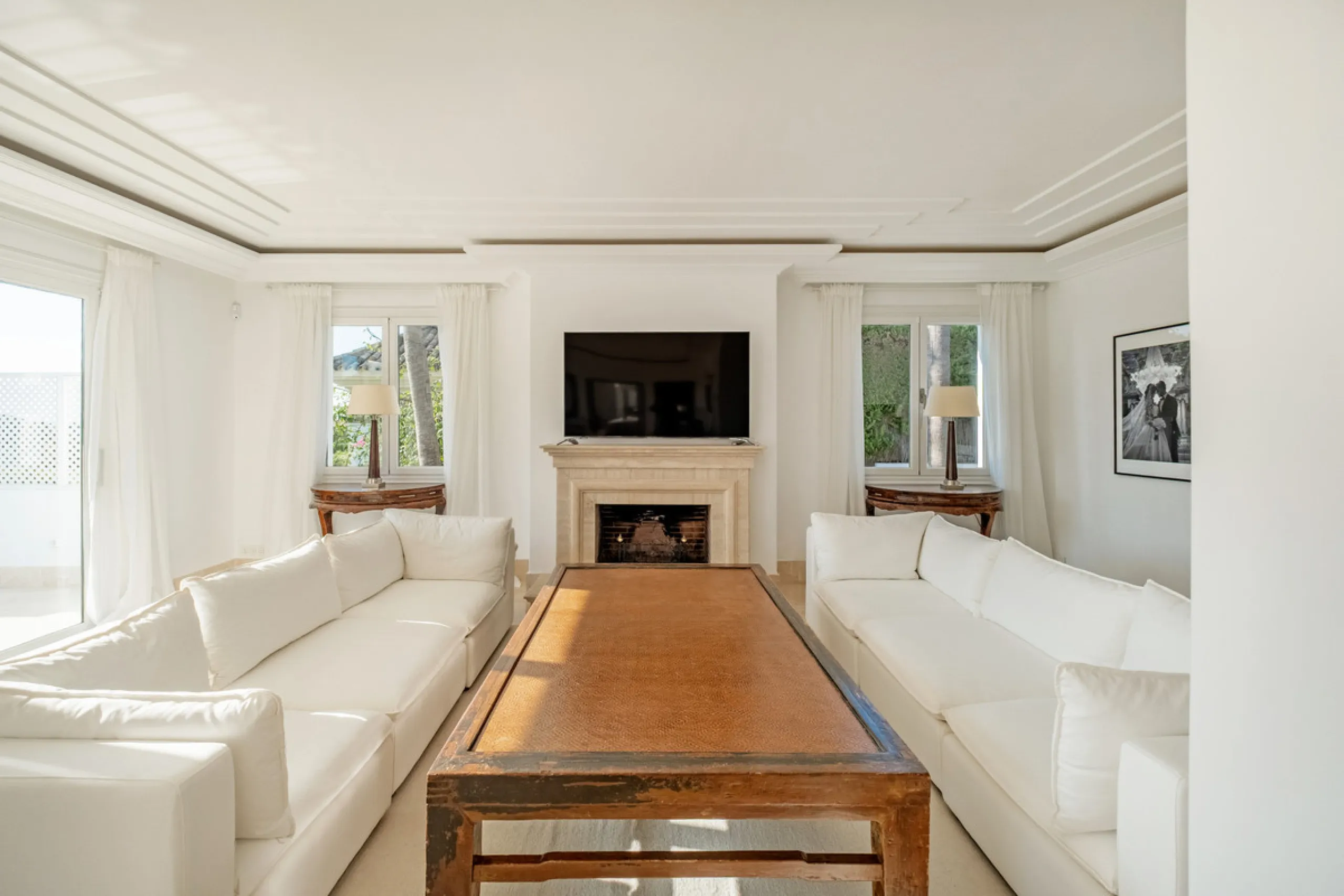 Stunning frontline golf villa with panoramic mountain views to La Concha as well as overlooking the beautiful Aloha Golf course.