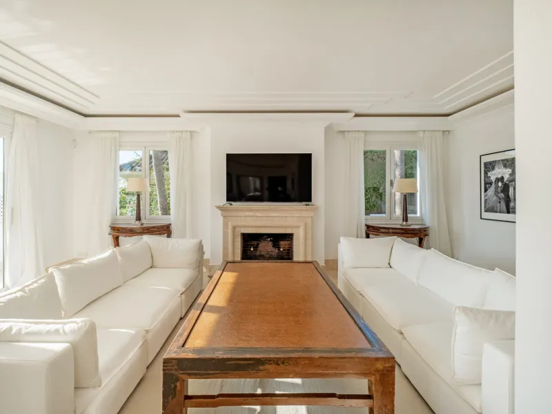 Stunning frontline golf villa with panoramic mountain views to La Concha as well as overlooking the beautiful Aloha Golf course.