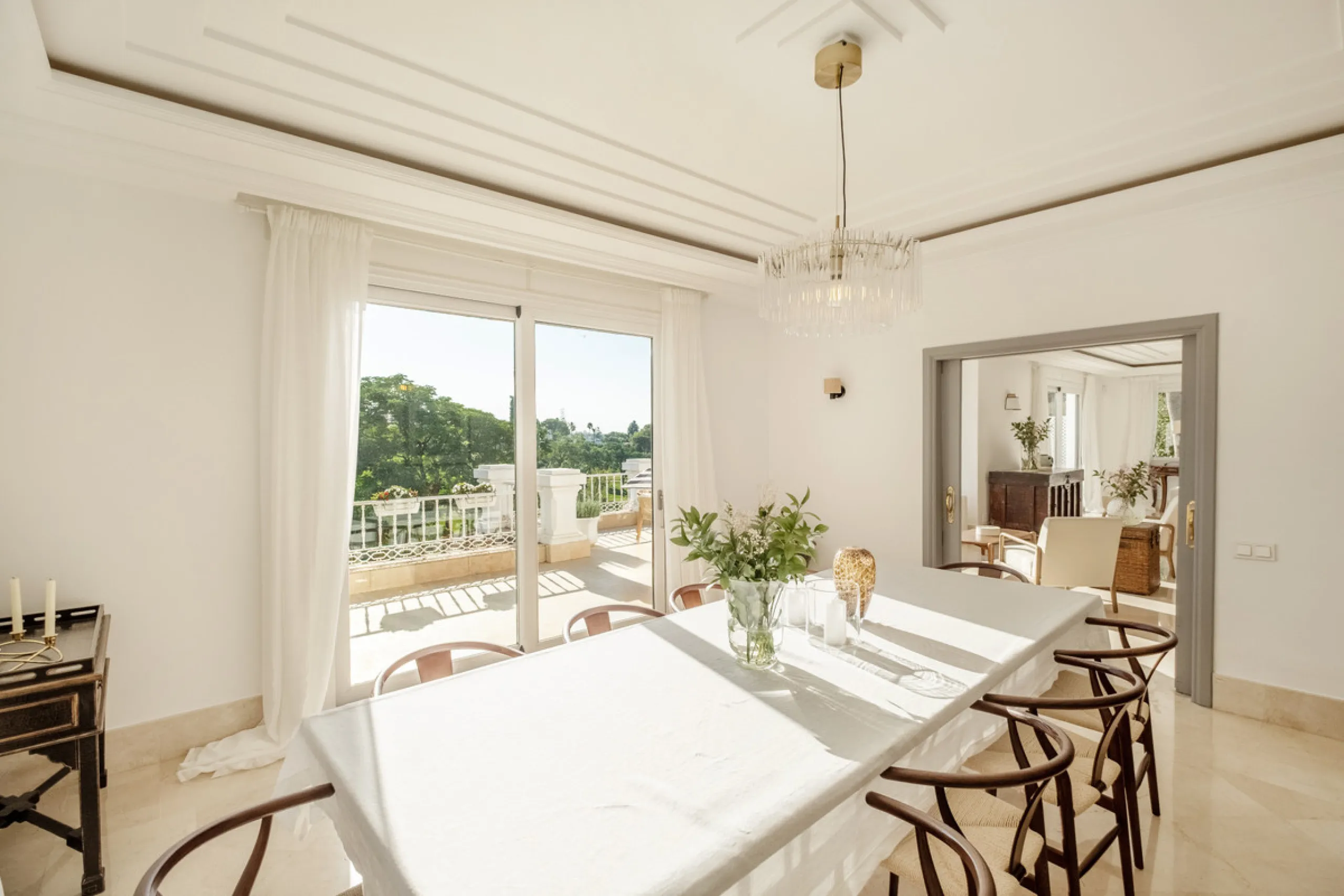 Stunning frontline golf villa with panoramic mountain views to La Concha as well as overlooking the beautiful Aloha Golf course.