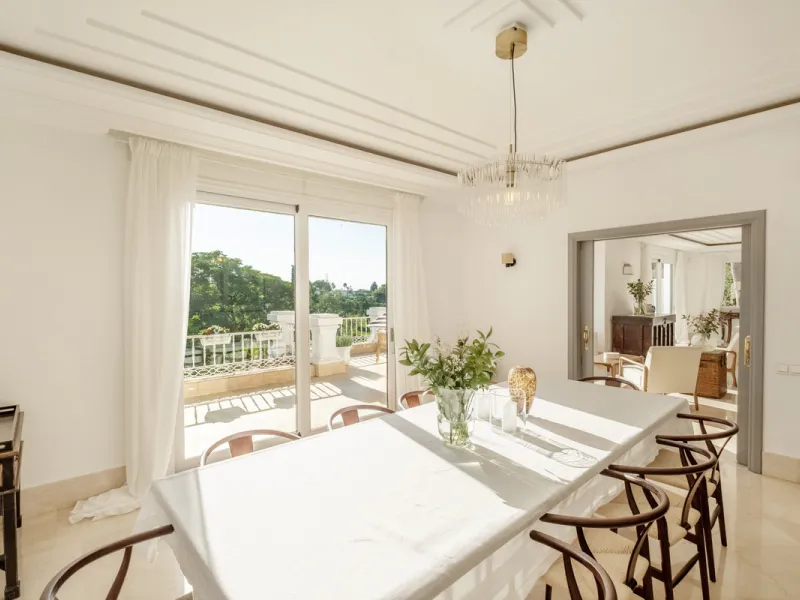 Stunning frontline golf villa with panoramic mountain views to La Concha as well as overlooking the beautiful Aloha Golf course.