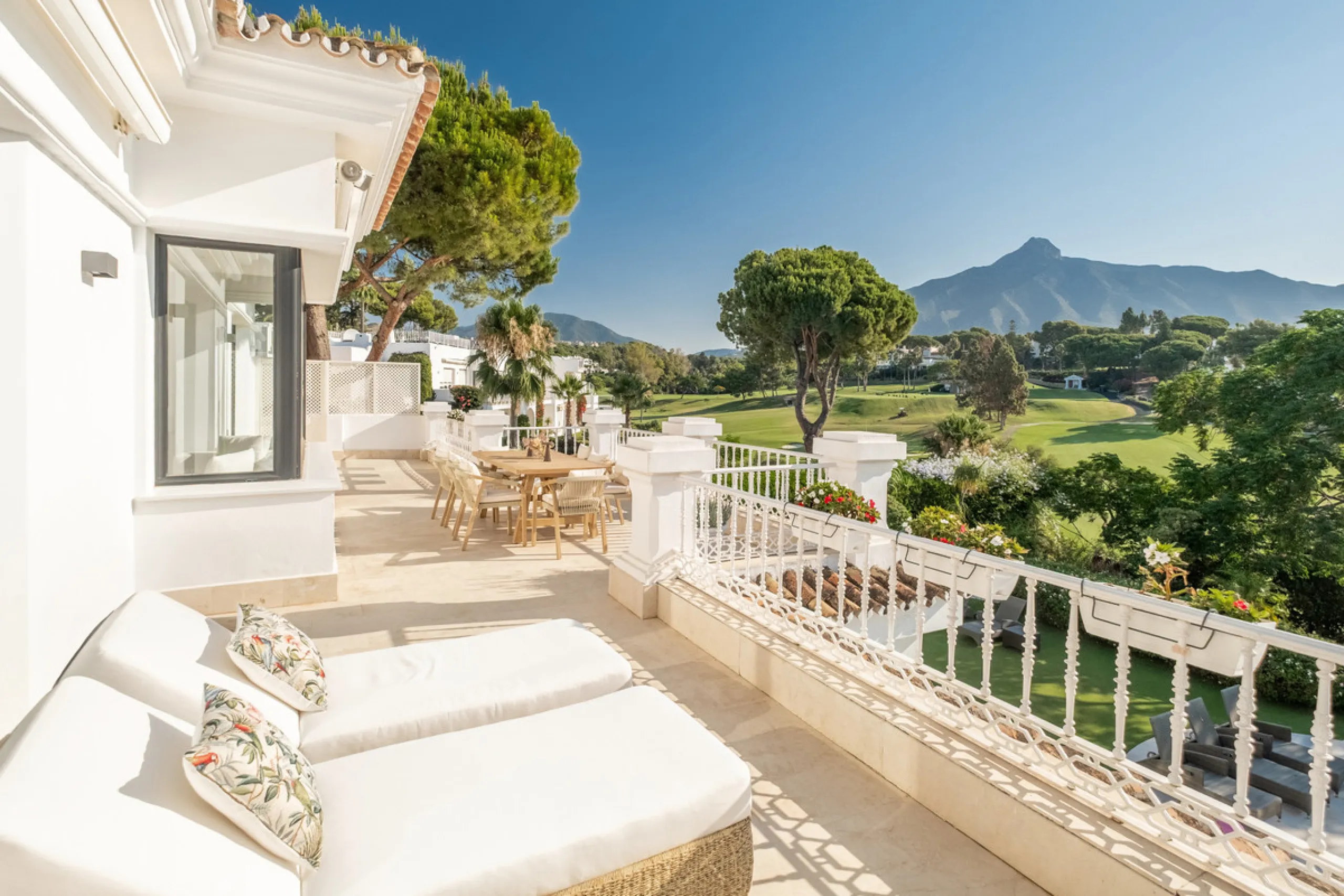 Stunning frontline golf villa with panoramic mountain views to La Concha as well as overlooking the beautiful Aloha Golf course.