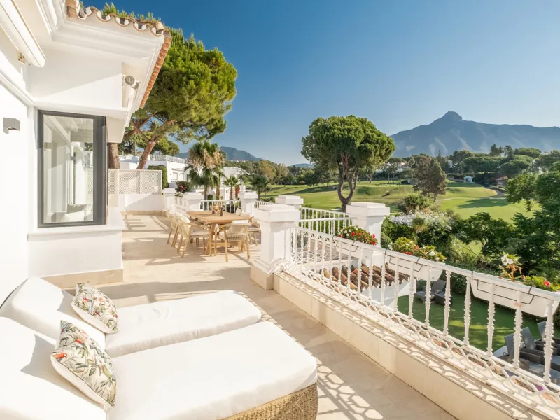 Stunning frontline golf villa with panoramic mountain views to La Concha as well as overlooking the beautiful Aloha Golf course.