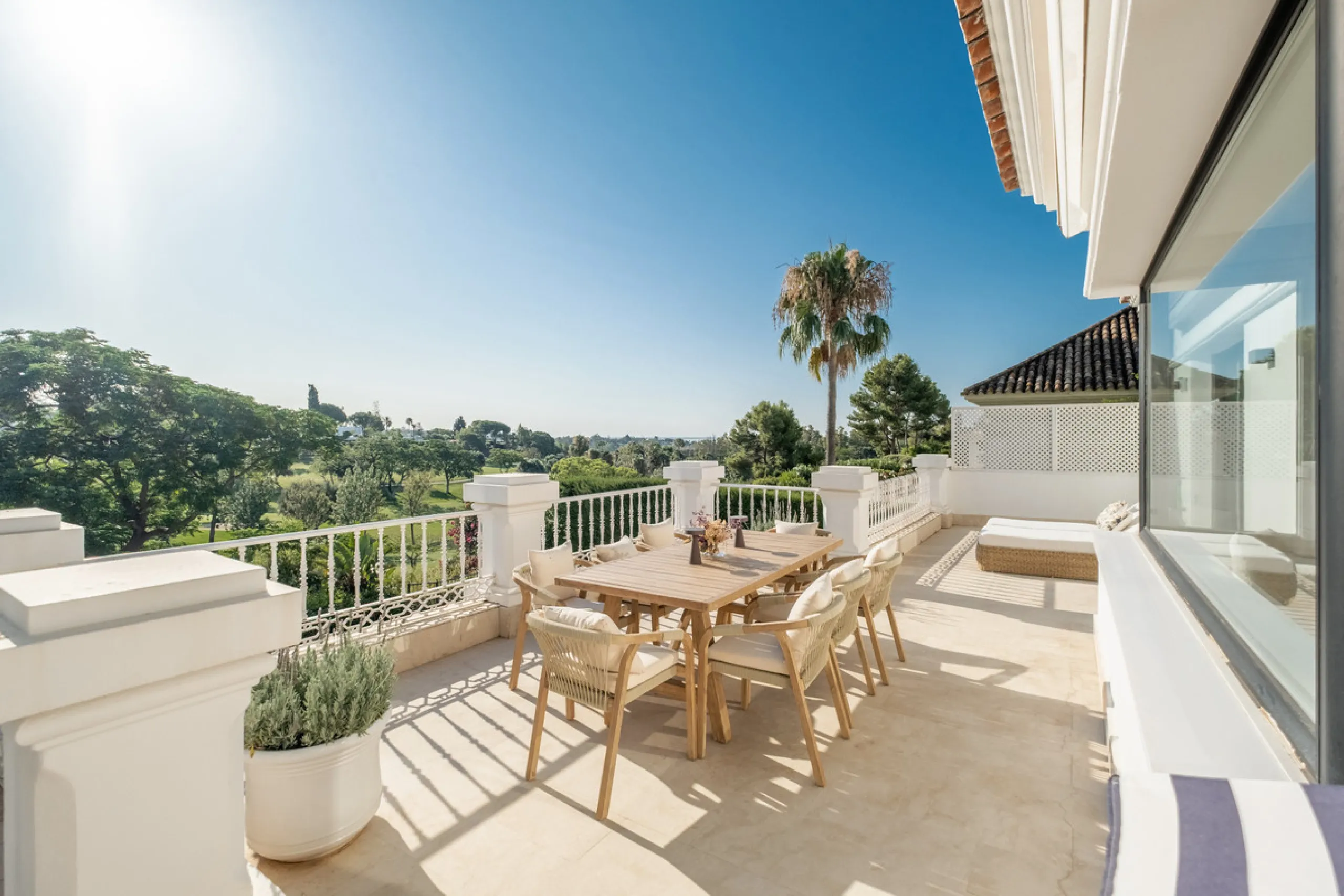 Stunning frontline golf villa with panoramic mountain views to La Concha as well as overlooking the beautiful Aloha Golf course.