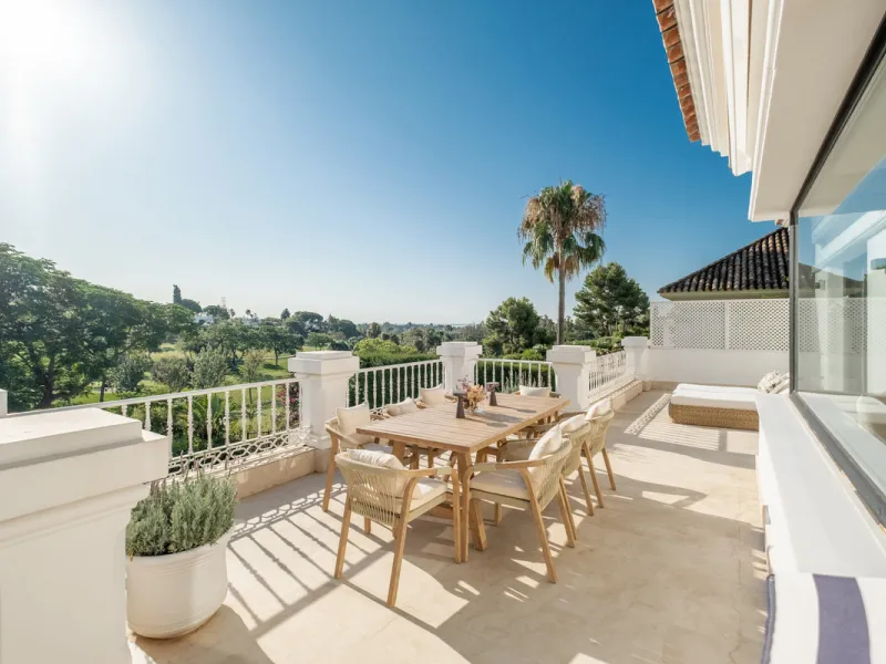 Stunning frontline golf villa with panoramic mountain views to La Concha as well as overlooking the beautiful Aloha Golf course.