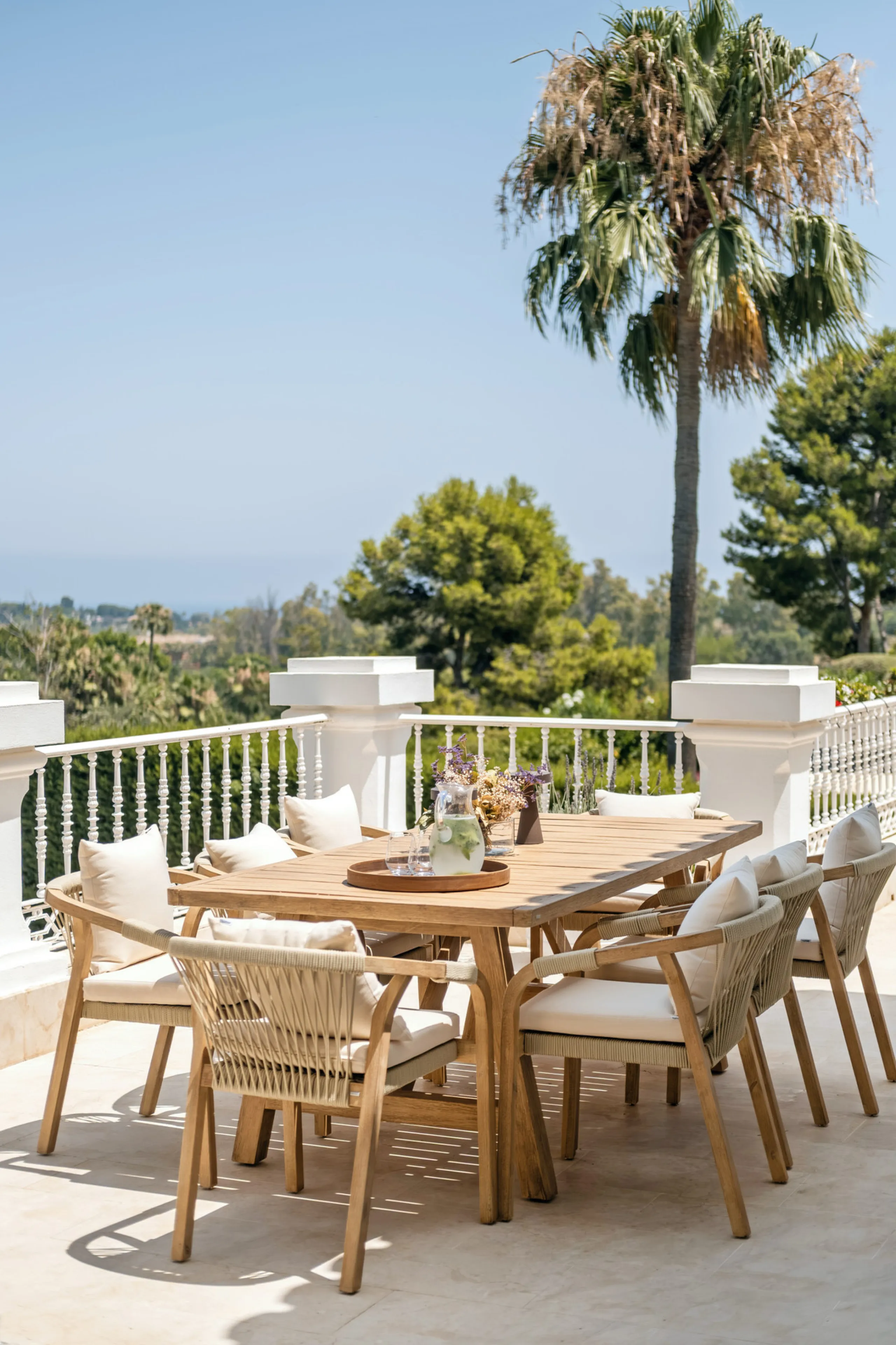 Stunning frontline golf villa with panoramic mountain views to La Concha as well as overlooking the beautiful Aloha Golf course.