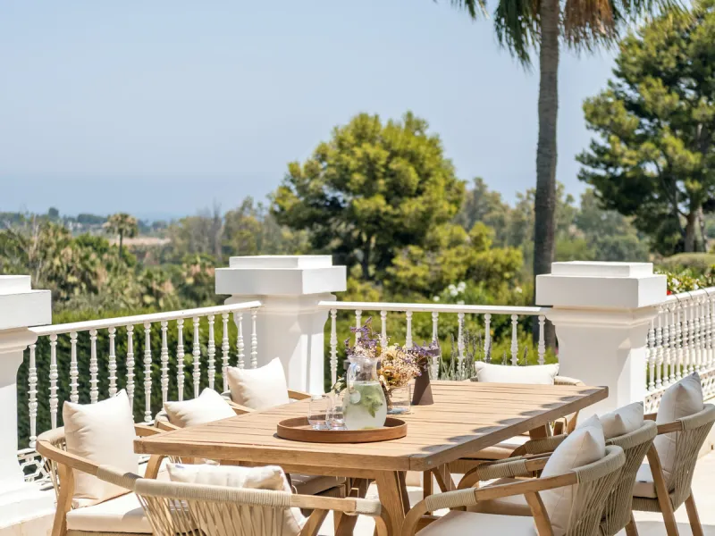 Stunning frontline golf villa with panoramic mountain views to La Concha as well as overlooking the beautiful Aloha Golf course.