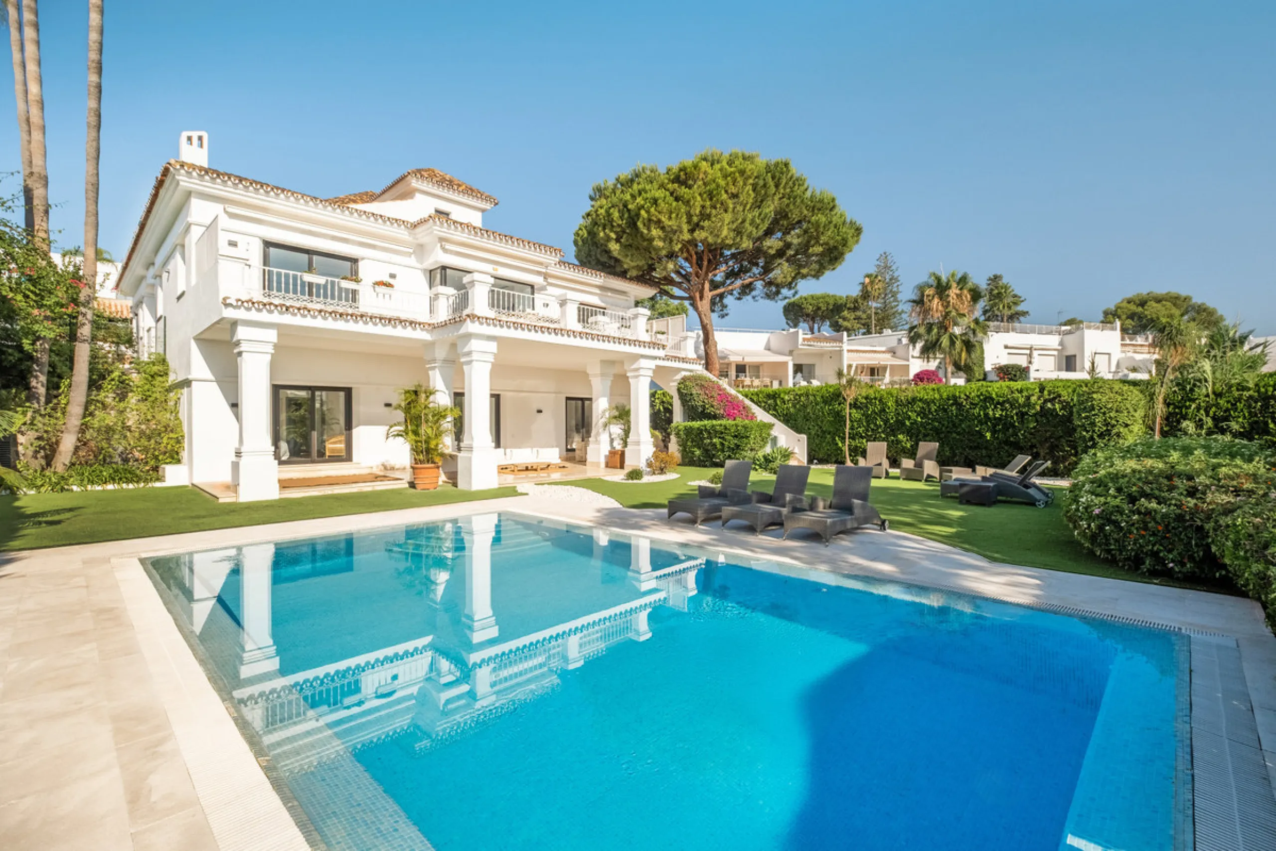 Stunning frontline golf villa with panoramic mountain views to La Concha as well as overlooking the beautiful Aloha Golf course.