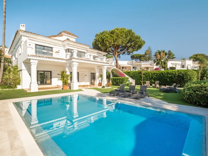 Stunning frontline golf villa with panoramic mountain views to La Concha as well as overlooking the beautiful Aloha Golf course.