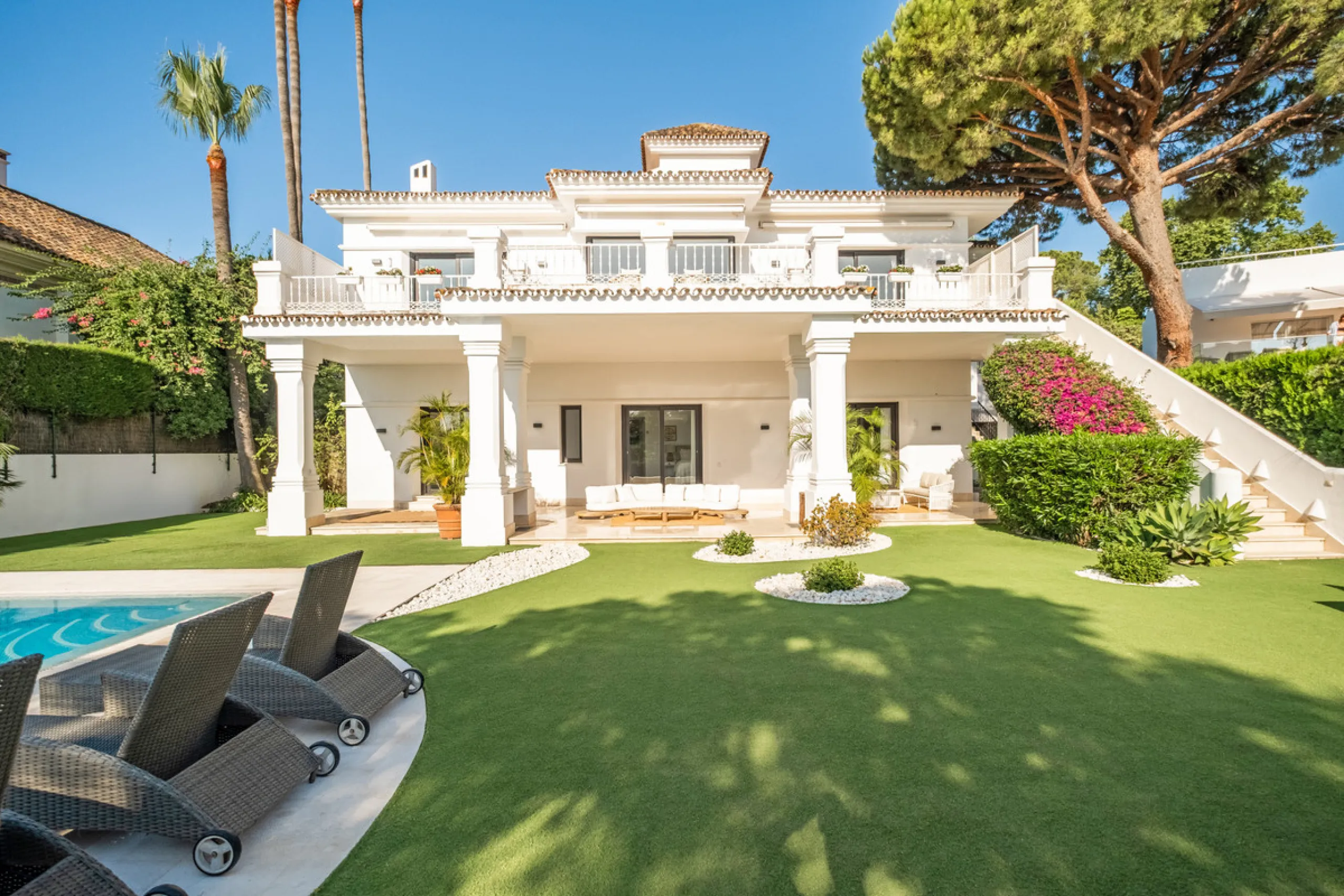 Stunning frontline golf villa with panoramic mountain views to La Concha as well as overlooking the beautiful Aloha Golf course.