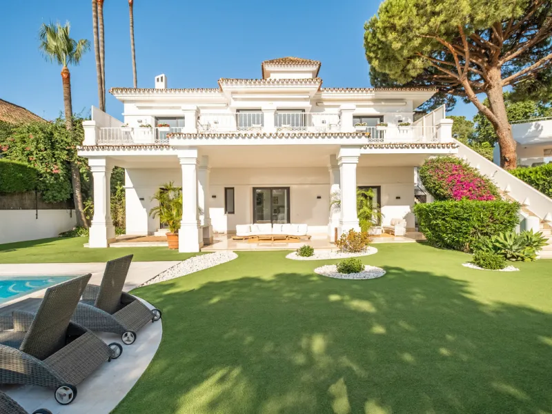 Stunning frontline golf villa with panoramic mountain views to La Concha as well as overlooking the beautiful Aloha Golf course.